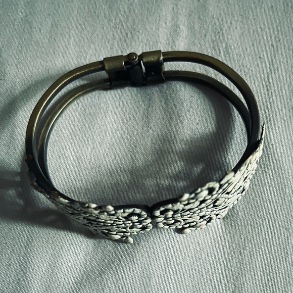 Oxidized cuff bracelet with stunning off-white detailing - Picture 3 of 5